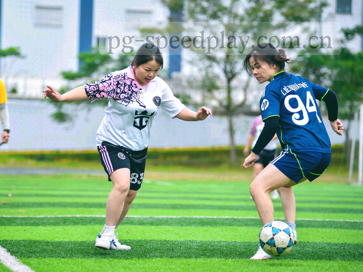 四川省轮廓的抽象光点地图，中心一处光点脉冲扩散，无地名文字